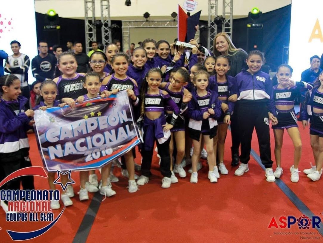 Equipo Regio Cheer celebrando el título de Campeón Nacional 2016
